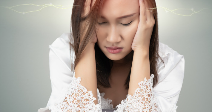 acoustic neuroma treatment - woman suffering headache